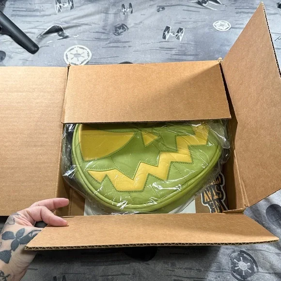 NWOT LOVE PAIN STITCHES MEANIE CROSSBODY W/SPECIAL LINER - Picture 7 of 7